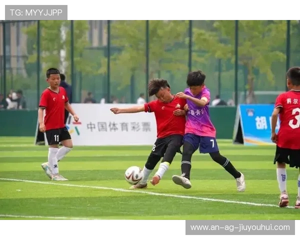 三中新校区足球比赛热力开赛 学生们激情挥洒绿茵场 展现青春风采